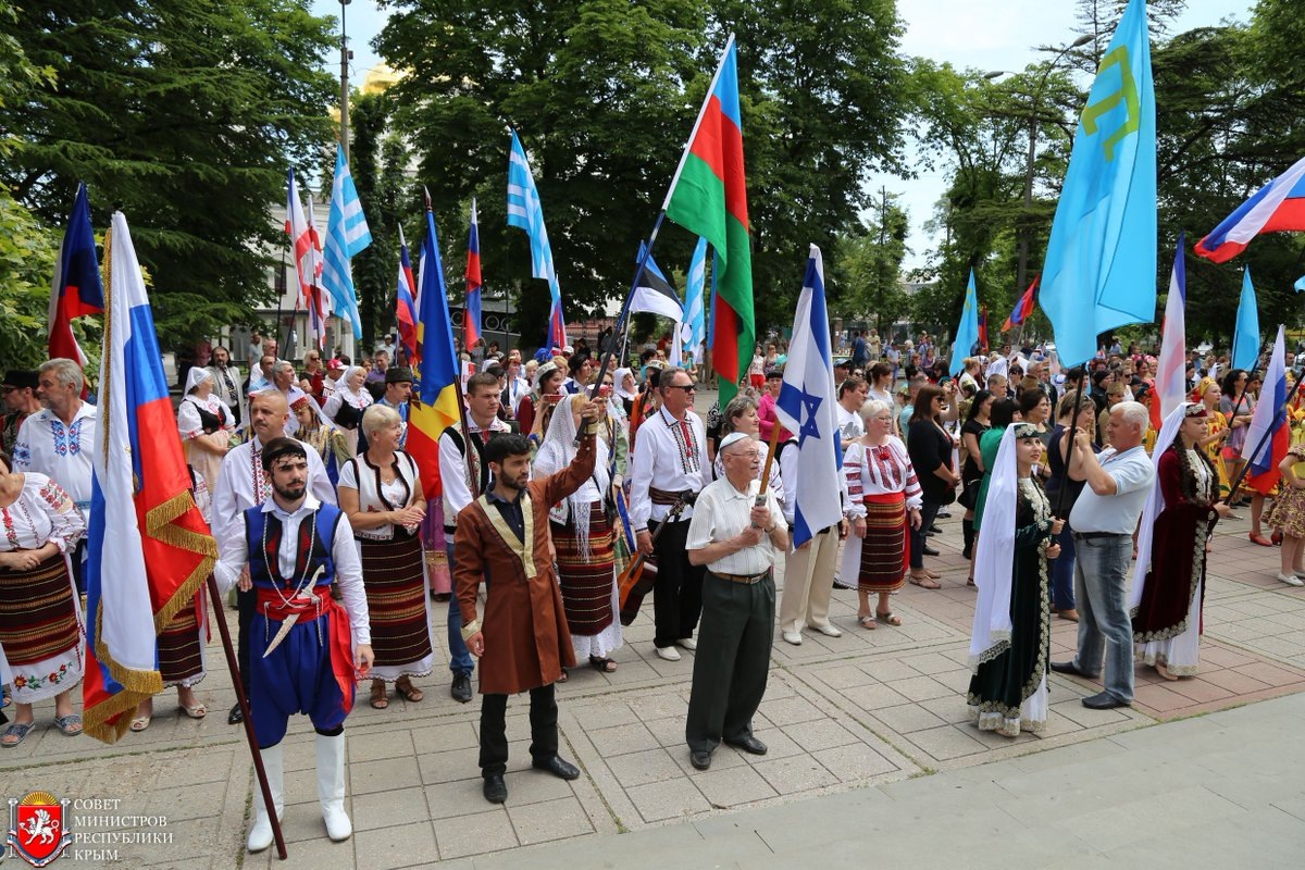 Мирно живём, вместе отмечаем праздники