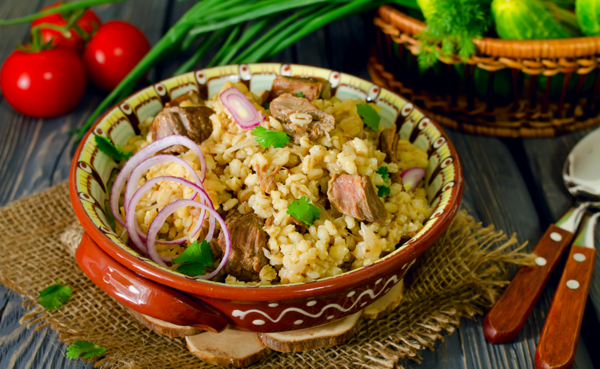 Перловая каша со свининой и овощами в казане