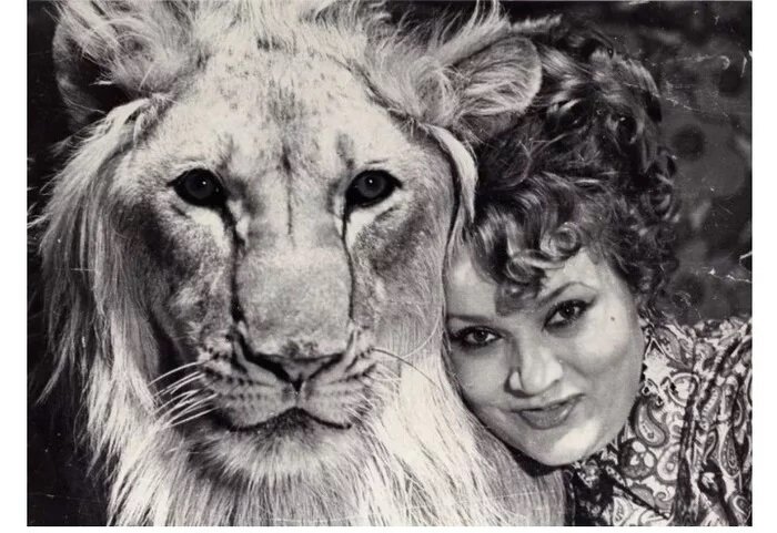 Дикого зверя можно приручить, но нельзя одомашнить. Женщина на фото знает это, пожалуй, лучше всех.