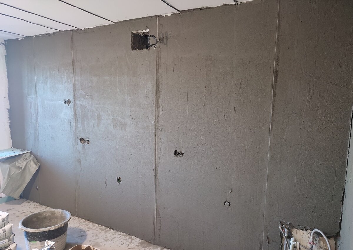 Электрика сделана, и поверхность оштукатурена, выведена по уровню с помощью маяков (вертикальные металлические планки)