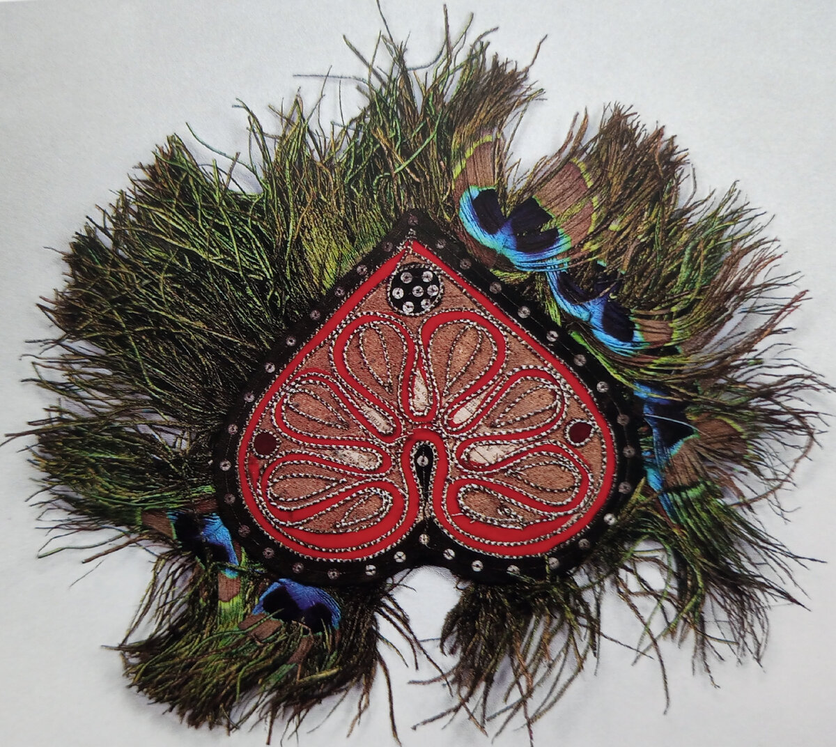 Опахало. 1880е - нач. нач. XX в. Индия. Опахало состоит из двух деталей сердцевидной формы, украшенных по краю павлиньими перьями.