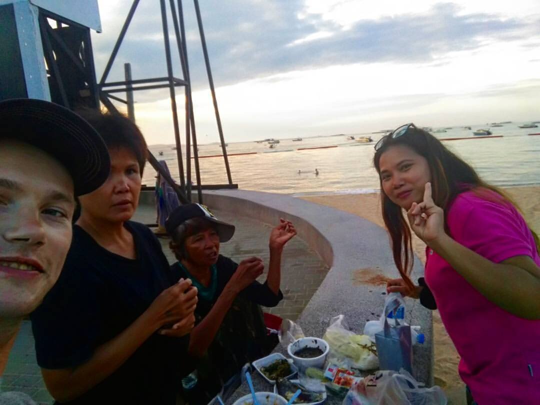 Рядом бездомные и я в том числе, справа случайная тайская девушка, Паттайя, Тайланд.