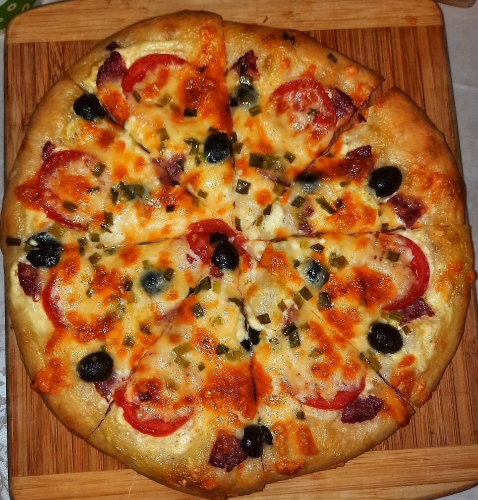 Пицца с сосисками и оливками
