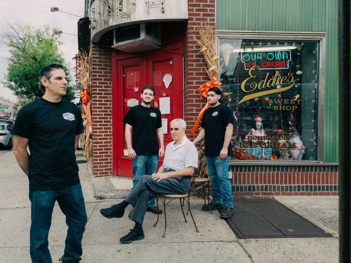 Семья Цитрано у магазина сладостей Эдди в Форест-Хиллз, Квинс. Слева направо: Вито Цитрано, нынешний владелец; его сын Джозеф; его отец Джузеппе; и другой сын Вито, Брэндон