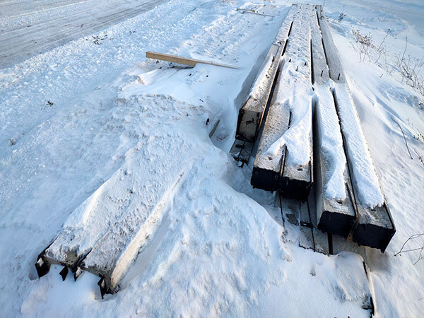Это фото сделано недавно. Столбы уже частично развезены по участкам