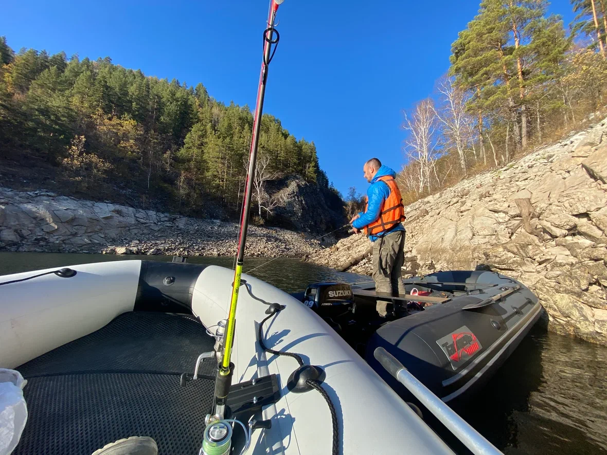 Светлая лодка - длиной 430 см. Темная - 400 см