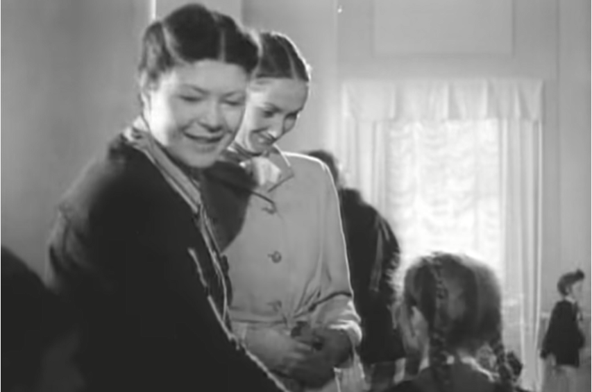 Кадр из фильма "Первоклассница", 1948 г. Учительница - Валентина Кибардина, мама - Кира Головко