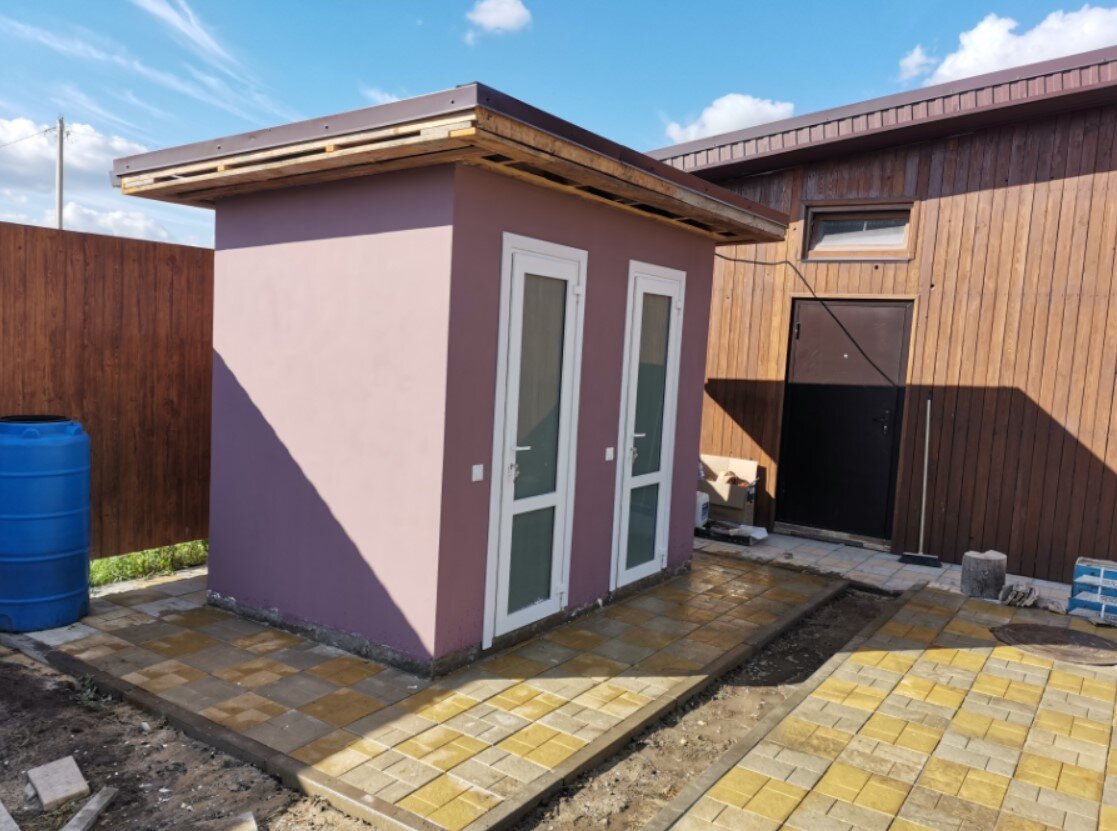 А вот этот летний душ с туалетом- уже капитальное строение.