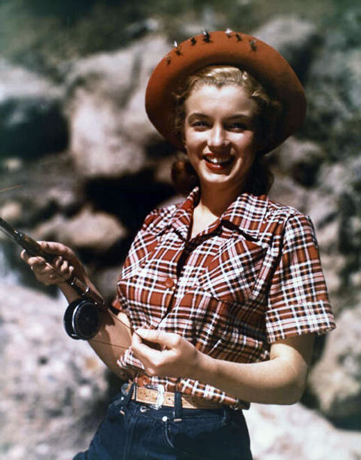 Источник - https://www.julienslive.com/lot-details/index/catalog/47/lot/16070/MARILYN-MONROE-EARLY-MODELING-PHOTOGRAPH