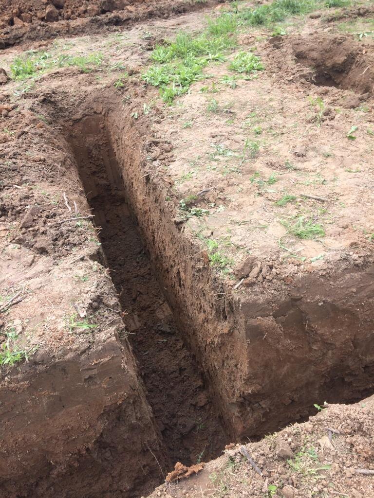 Выкопанная трактором траншея под фундамент. Достаточно аккуратно получилось.