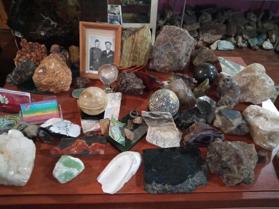 На фото отец В.В. Алешина, который начал собирать коллекцию камней, и дедушка, который прошел войну и в 1945 году расписался на Рейхстаге