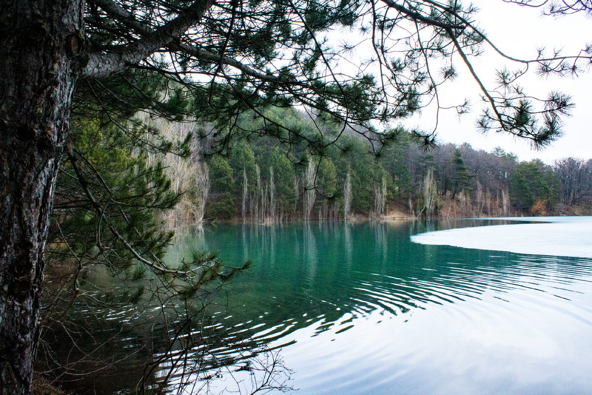 Бирюзове озеро в Крыму