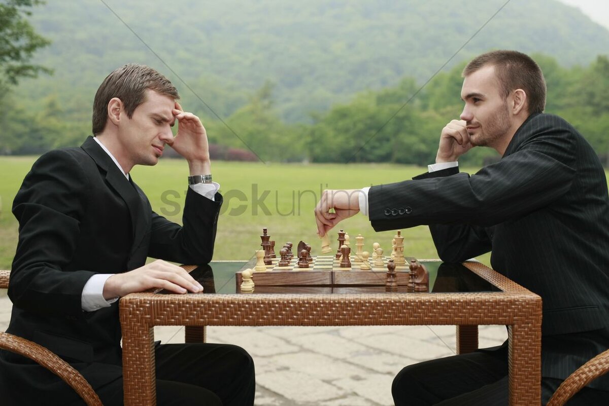 Мужчины играют в шахматы. Мужчина играет в шахматы. Человек за шахматами. Мужчина за игрой в шахматы. Два мужчины за столом.