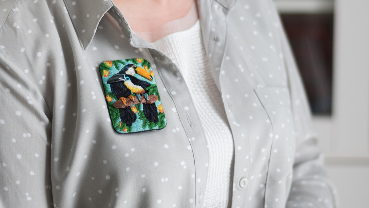 Брошь вышита по иллюстрации.