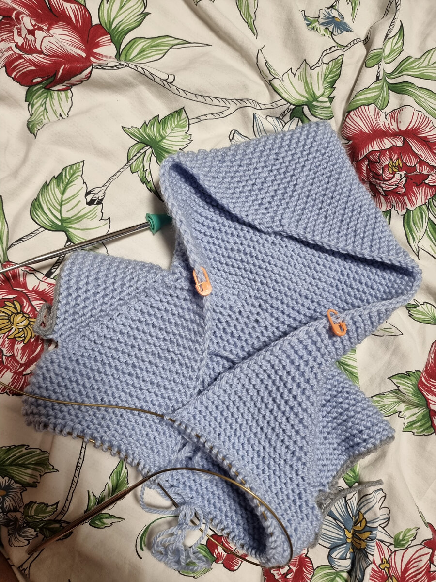 Начало вязания от капюшона и вниз, затем вязала росток и реглан. Далее вязала тело - поворотными рядами, отдельно штанины и рукава - по кругу 