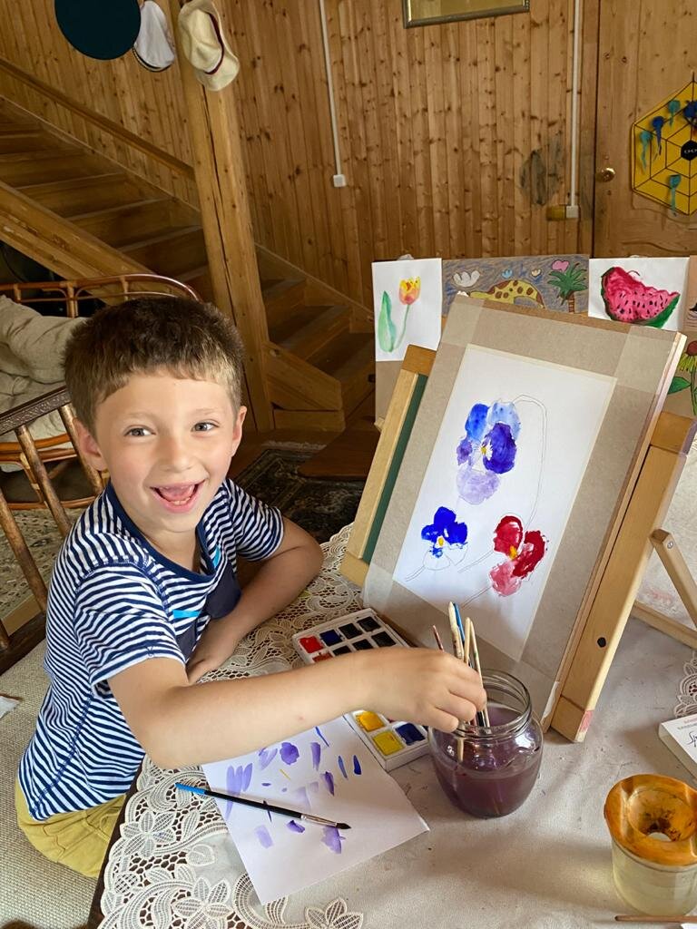 Фото автора канала . На онлайн занятии KondrashinaSCHOOL по изучению акварели, ученику 6 лет.