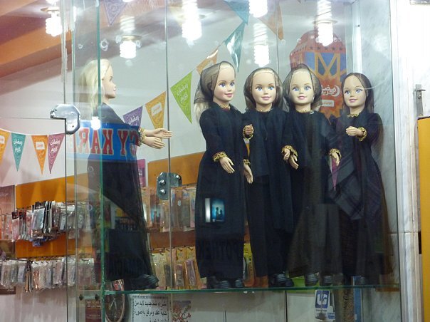 Это местные Барби из магазинчика в Дахабе. Как видно, даже куклы умудряются одну задвинуть в сторону.