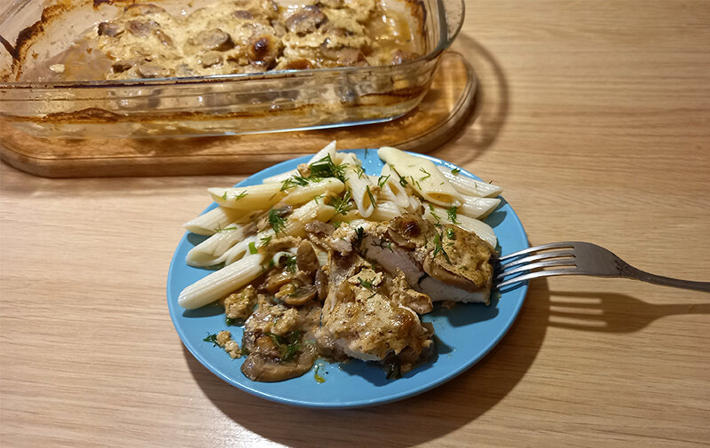 Запеченная куриная грудка с грибами