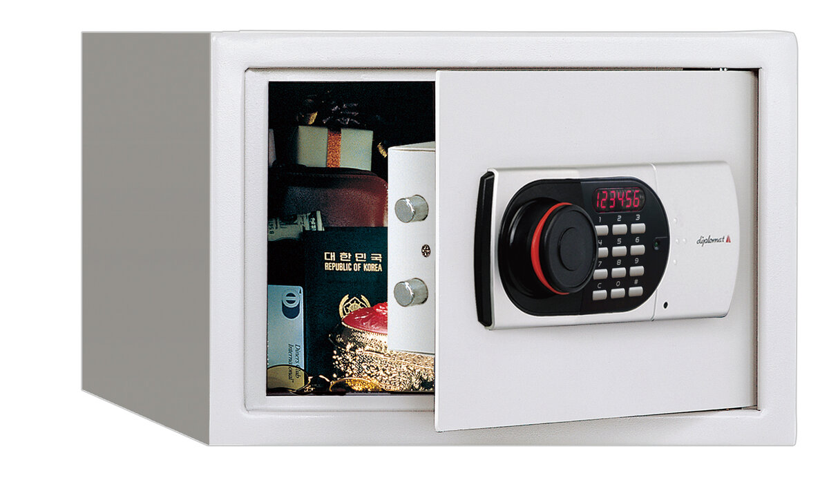 Самый бюджетный личный сейф Diplomat P25 и его гостиничная версия H25