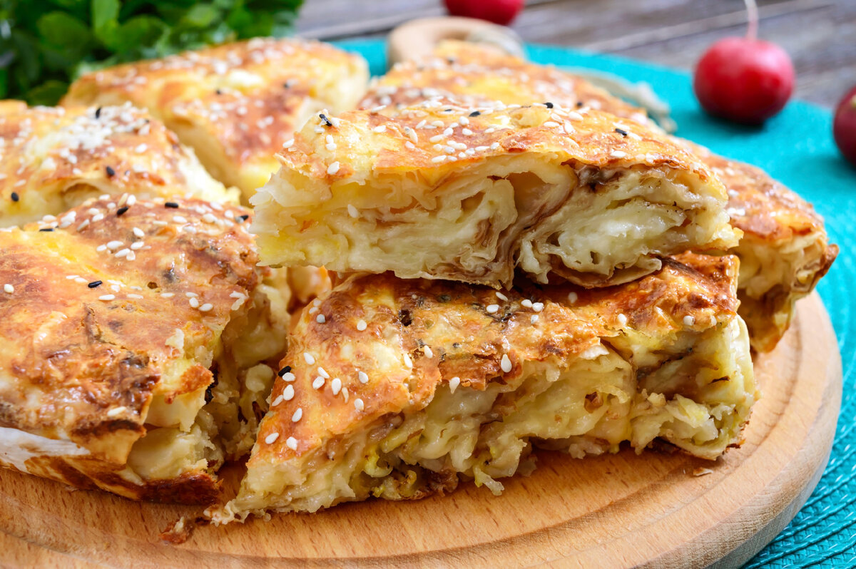 Пирог с сыром и кунжутом