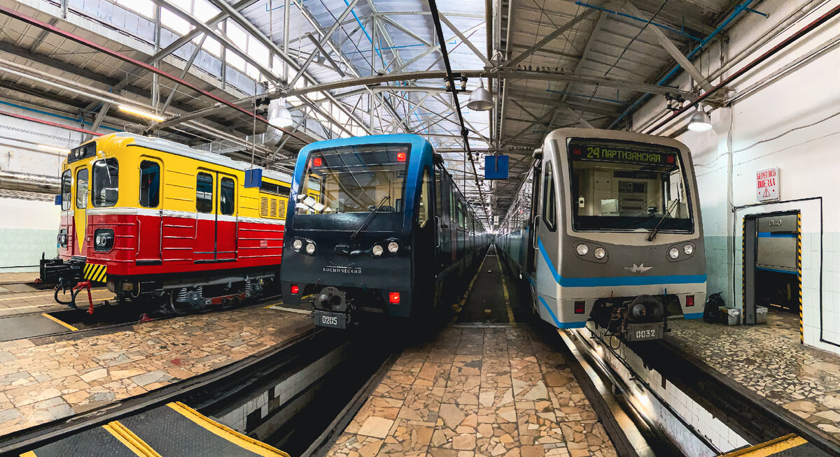 Недавно мне удалось побывать в действующем депо Московского метрополитена. Обычно электродепо не доступно для посторонних посетителей. Попасть сюда могут только сотрудники метро по пропускам.