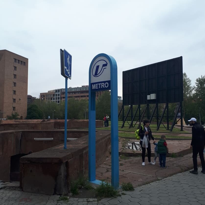 Вход в метро в центре города