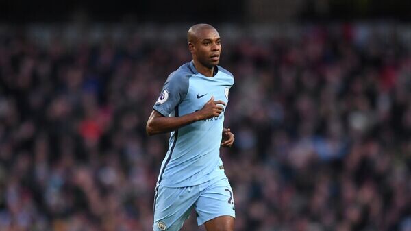    Полузащитник "Манчестер Сити" Фернандиньо© REUTERS / Anthony Devlin