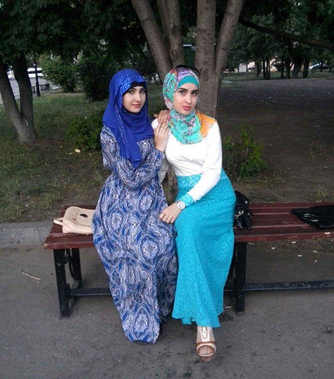 Без на таджикском. Узбекские женщины в хиджабе. Мусульманский платья таджикский. Таджичка в парандже. Таджикские девушки в хиджабе.