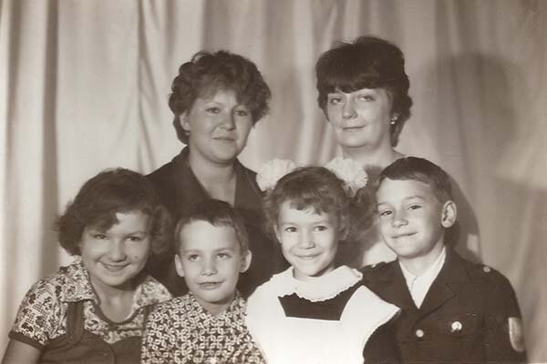 (На фото: мы с Олей, Олина сестра Катя, Олин сын, и мои дети)