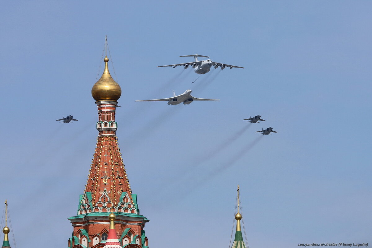 Самолеты на параде в москве