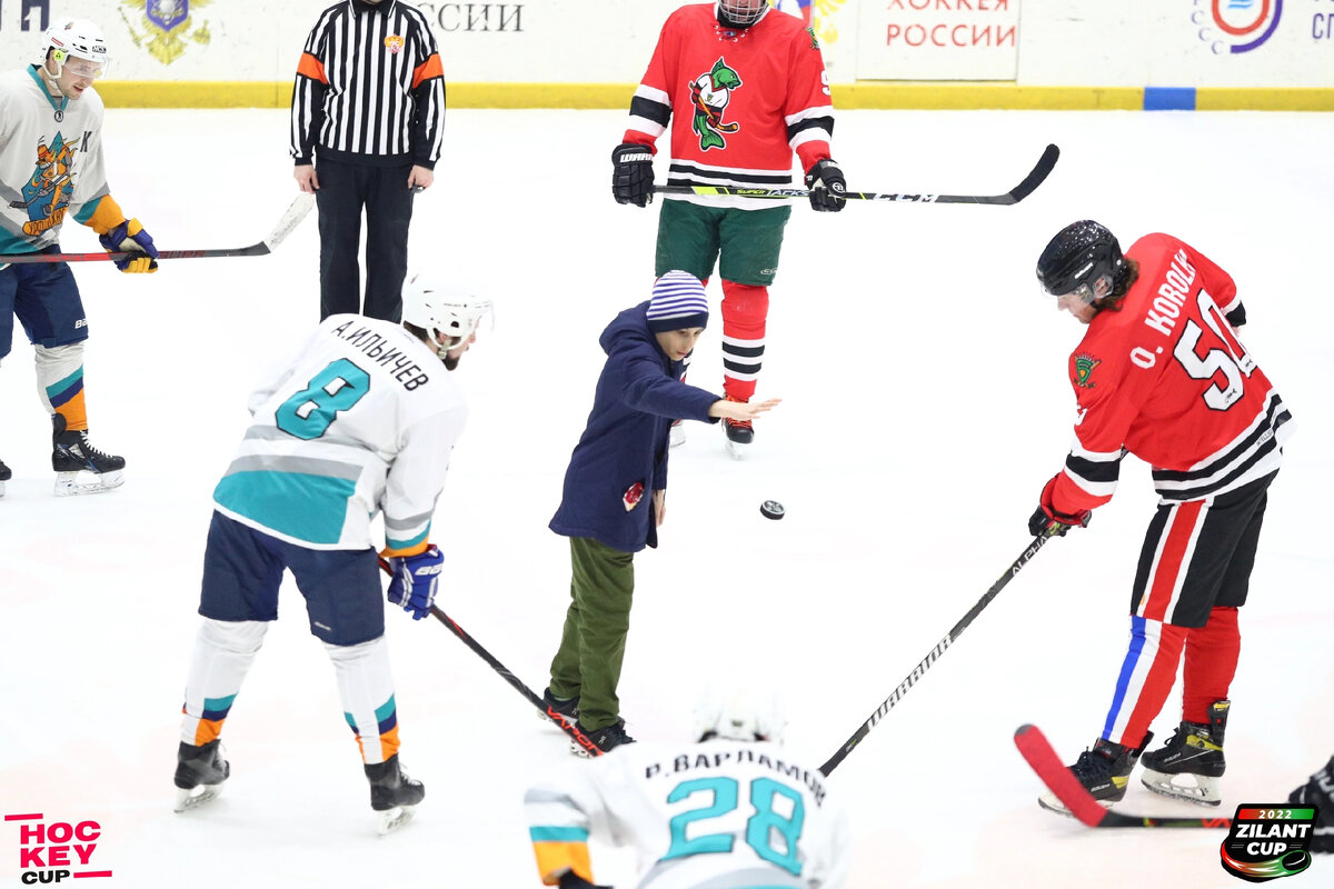 Леонид Сафронов (сын нашего нападающего Юрия) в честь своего дня рождения получил право открыть матч символическим вбрасыванием шайбы