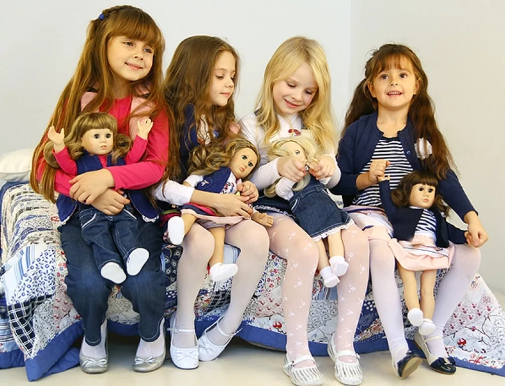 Девушка играет кукла. Куклы для девочек. Девочка играет в куклы. Кукла дочка. Девочки играющие в куклы.