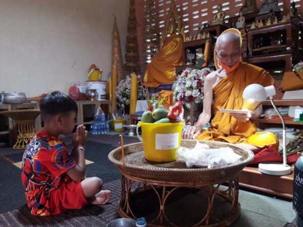 «Тхам бун» по случаю первого юбилея  Дональда  (прожиты первые пять лет)) и  праздника «Висакха Буча», символизирующего рождение, просветление и уход в нирвану Будды.