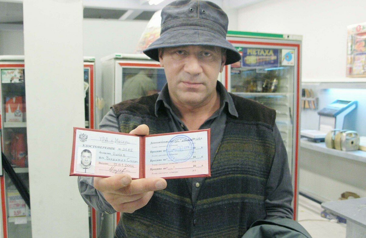 Следовательно настойчив, как Коломбо и истинно нуарен.