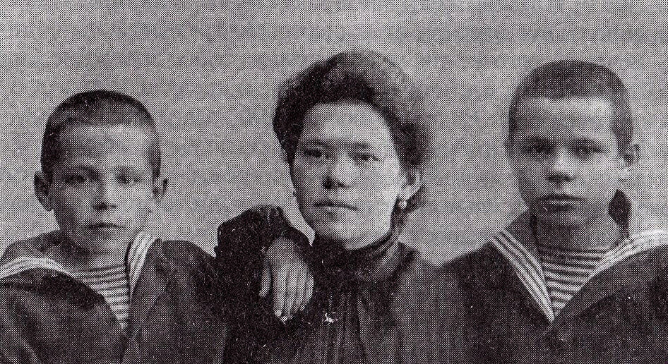 Из интернета. Григорий с мамой.