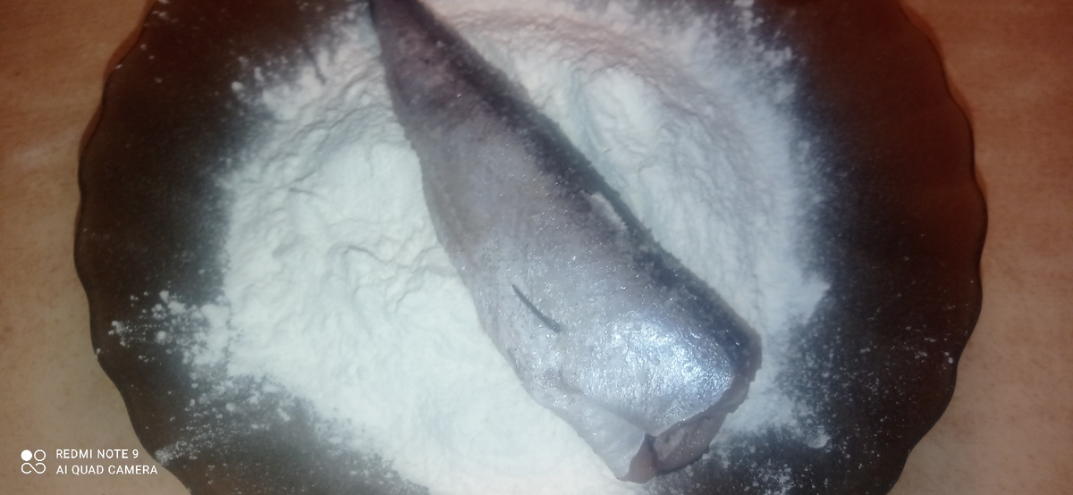 Солим рыбу, затем обваливаем в муке