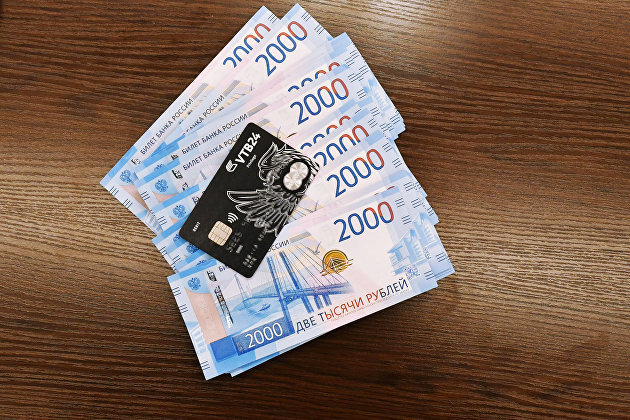 Новые купюры номиналом 2000 рублей в банке "ВТБ" в Москве© РИА Новости. Михаил Воскресенский / Перейти в фотобанк