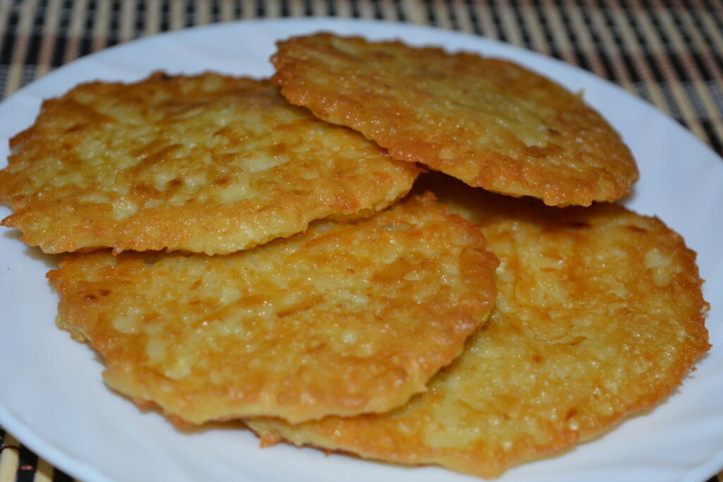 Драники из вареной картошки. Драники картофельные из вареной картошки. Оладьи из картофеля. Рисовые оладушки из отварного риса. Картофельные оладьи.