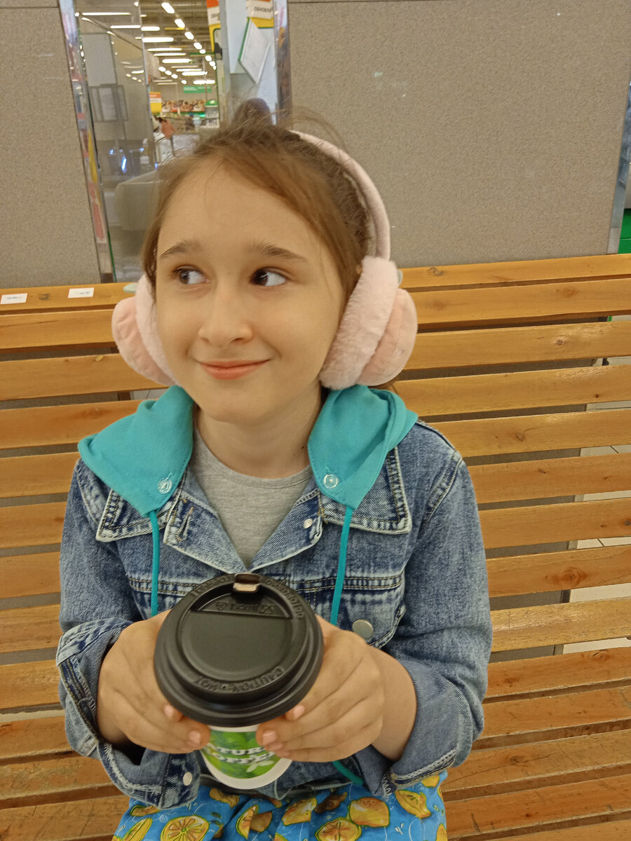 Поверить не могу, что ей уже десять лет. Отлично помню, как делала тест на беременность и шла на первый скрининг. И вот, этот скрининг уже кофеечком и маникюром интересуется. 