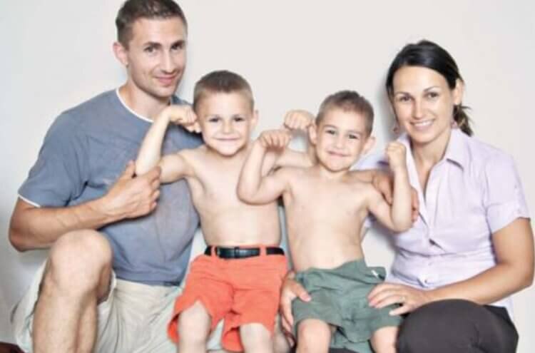 Джулиано Строе со своим братом и родителями