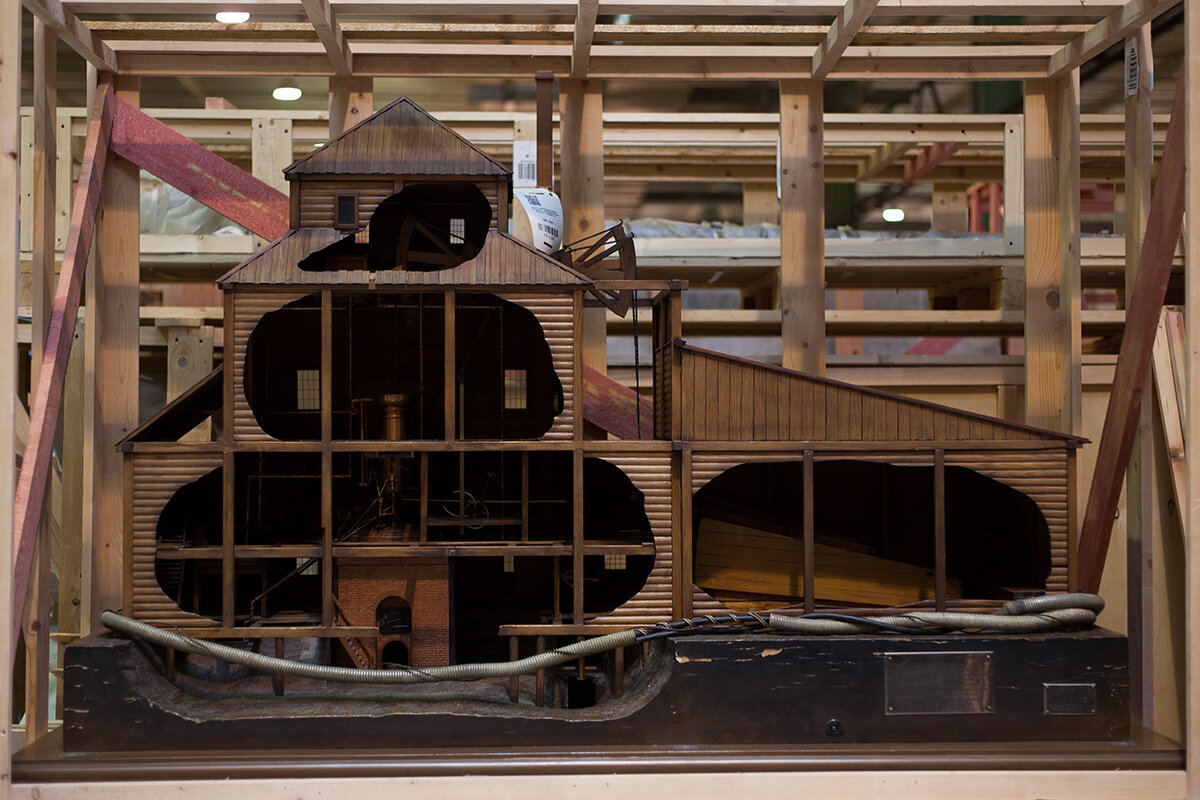Первый в мире двухцилиндровый паровой двигатель. Паровая машина Ивана Ползунова. Паровая машина Ползунова 1763. Двухцилиндровая паровая машина Ползунова.