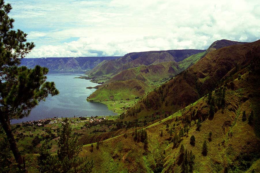 Вот так красиво выглядит территория супервулкана Тоба в Индонезии/ ©  Globaljuggler CC BY-SA 3.0