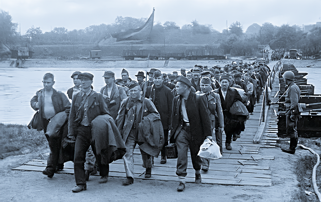 Читать возвращение в ссср. Репатриация советских военнопленных 1945. Пленные русские в Польше в 1943-1945. Возвращение пленных немцев в Германию 1955. Репатриация военнопленных ВОВ.