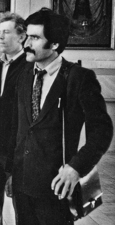 Фото снято в сентябре 1991 года, когда к нам в Киров приехали писатели из братской тогда Братиславы. Вот так я выглядел и на митинге 12 июня 1991 года.