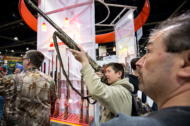 Ключевое изменение — возраст получения разрешения. До вчерашнего дня получить лицензию мог любой гражданин, достигший 18-летнего возраста, сегодня этот порог повысили до 21 года. Причем это предложение — о повышении возрастного ценза — родилось не после казанской трагедии. Фото: © Mark Greenberg/ZUMAPRESS.com/www.globallookpress.com