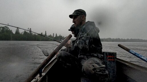 Попали в ливень. Чуть не утопил спиннинг. Рыбалка пуще неволи.