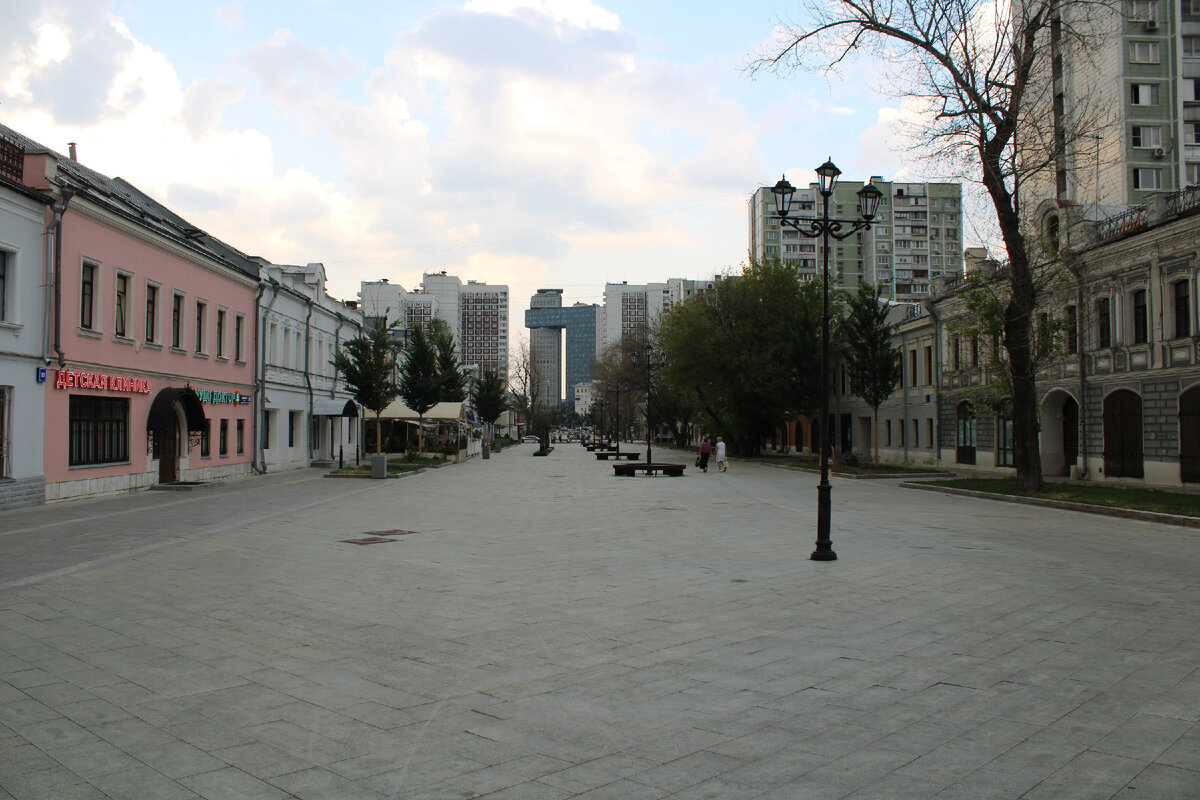 Вот она, Школьная улица, вид со стороны Большой Андроньевской улицы