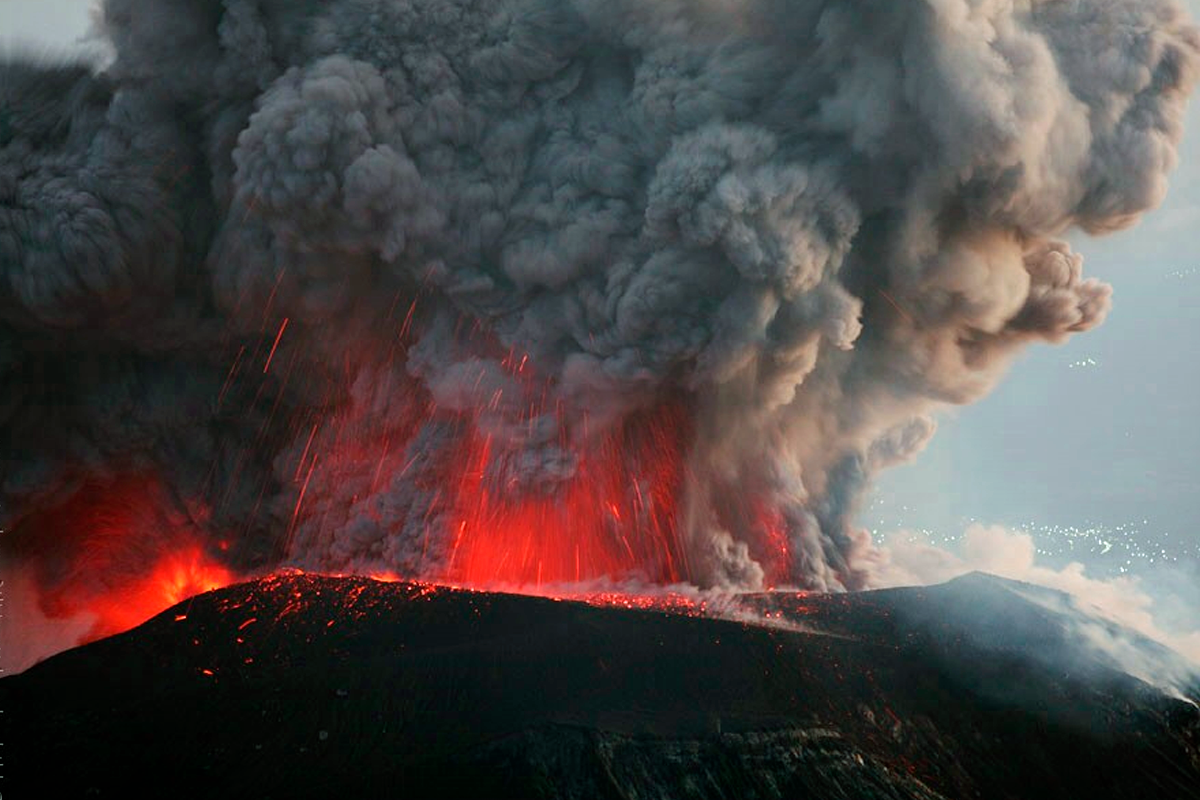 Опасным факторам возникающим при извержении вулканов. Извержение вулкана Шивелуч. Вулкан Шивелуч извержение 2023. Вулкан плоский Толбачик.