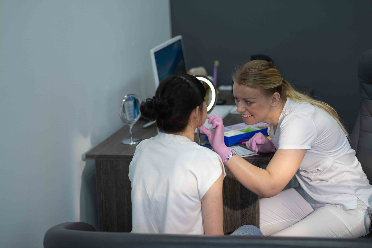 Кабинет Astra Dental Clinic, в котором стоматолог-гигиенист обучает пациентов правильной гигиене полости рта.