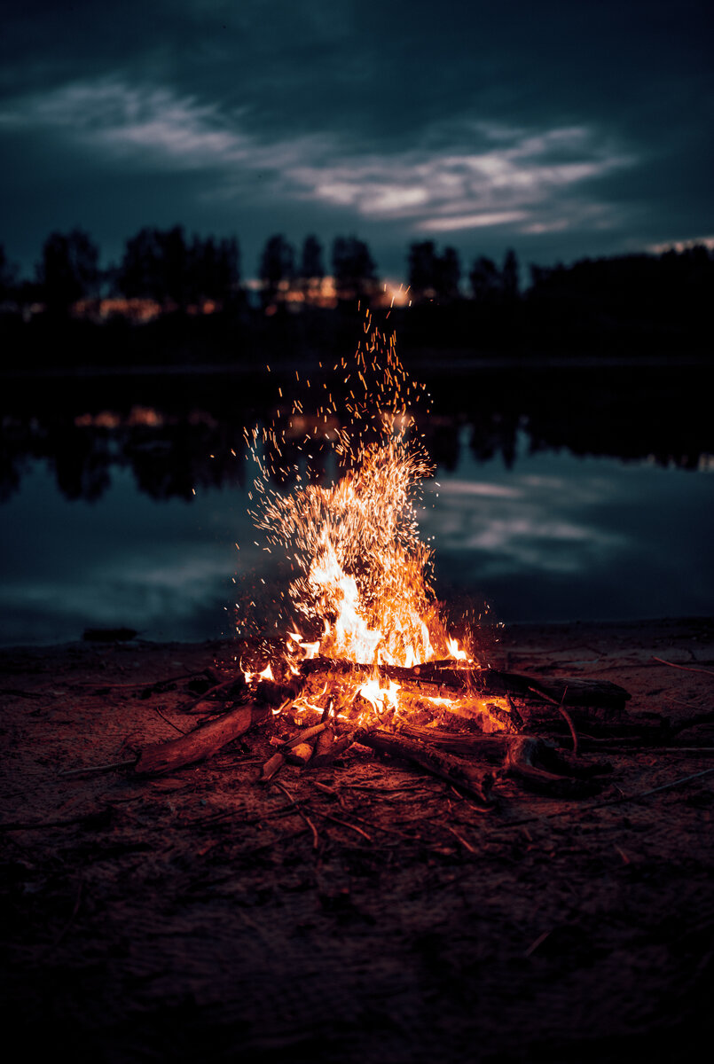 Дым костров в облаках затеряется. Дым костра. Дымовой костер. Дамы в клубе. Горящие листья.